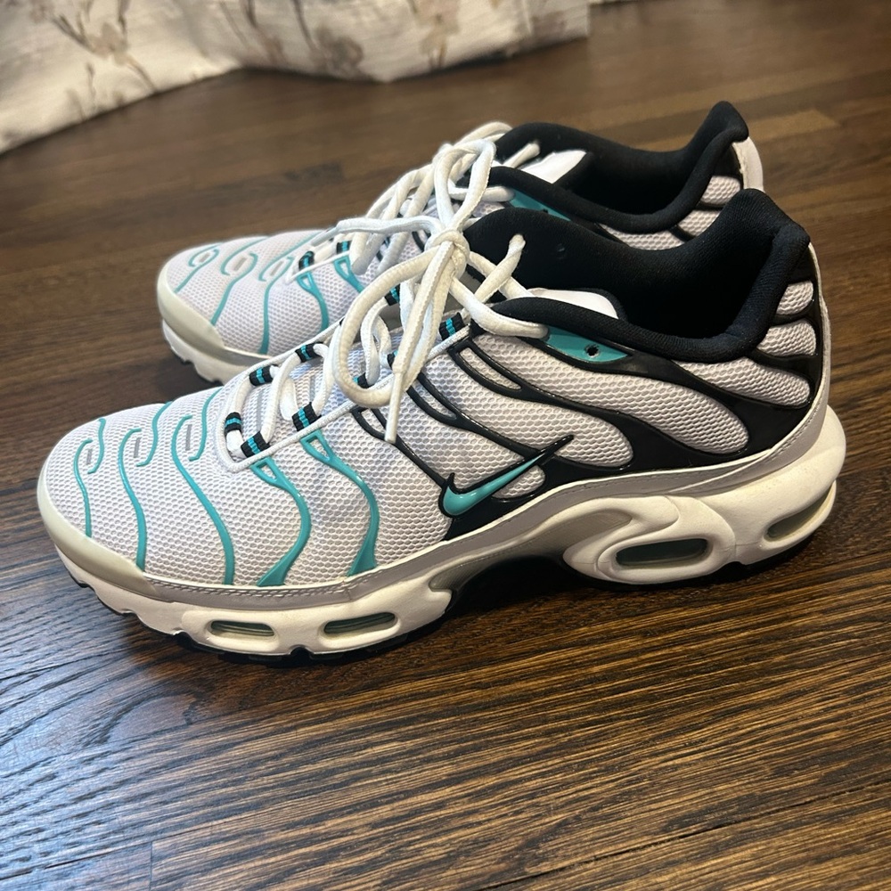 Men’s Nike Sneakers - Picture 3 of 7